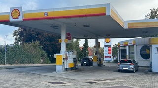 In Nordheim (Kreis Heilbronn) ist eine Tankstelle erneut überfallen worden. Ein Mann bedrohte die Angestellte mit einem Messer und flüchtete mit seiner Beute.