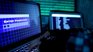 Ein Hacker versucht in ein IT-System einzudringen (Symbolbild): Bei einer Razzia gegen Cyberkriminelle wurden auch im Kreis Schwäbisch Hall Wohnungen durchsucht. Immer häufiger kommt es zu Hacker-Angriffen.