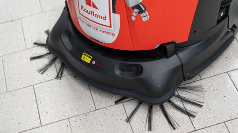 Kaufland testet derzeit in sechs Filialen den Einsatz von Reinigungsrobotern.