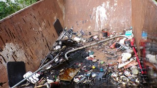 Unbekannte haben in Werbach Öl illegal in einem Altmetallcontainer entsorgt.