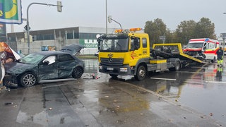 In einem Industriegebiet in Heilbronn kam es zu einem schweren Unfall zwischen einem Pkw und einem Rettungswagen. Fünf Menschen, darunter ein Patient im Rettungswagen, wurden veretzt.