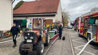 In einer Schnapsbrennerei in Lehrensteinsfeld ist ein Feuer ausgebrochen. Einsatzkräfte sind mit Löscharbeiten beschäftigt. 