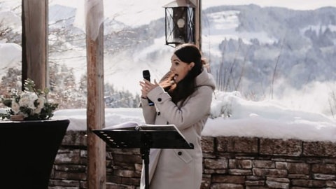 Freie Rednerin Tatjana Megerle bei einer Hochzeit auf dem Wilden Kaiser in Tirol. Sie sagt: "Heiraten im Winter kann auch schön sein."
