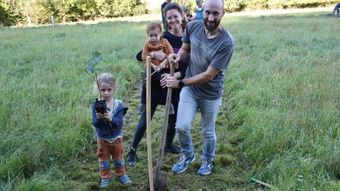 Hochzeitsaktion in Künzelsau: Eine Familie pflanzt nach ihrer Trauung einen Baum im Hochzeitswald.