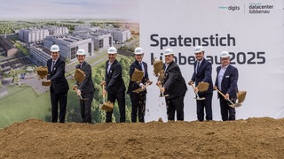 In Lübbenau im Spreewald (Kreis Oberspreewald-Lausitz, Brandenburg) baut die Neckarsulmer (Kreis Heilbronn) Schwarz-Gruppe ein großes Rechenzentrum. Spatenstich für das Großprojekt war am 17. November 2025.