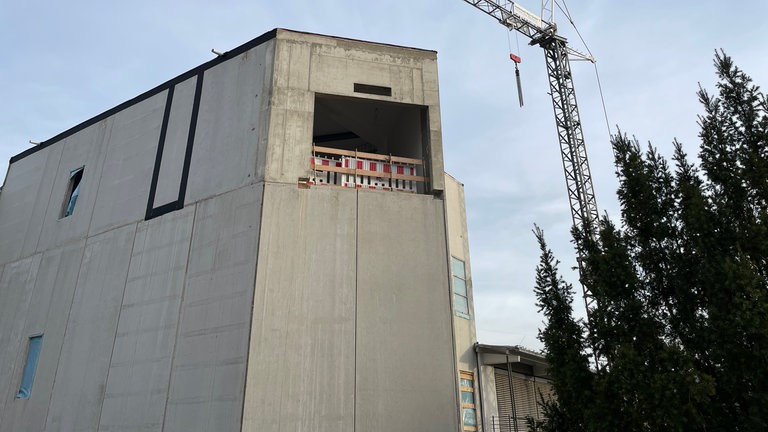 Anschlussseite für die Brücke vom Stammsitz zum neuen Lager auf der anderen Straßenseite.
