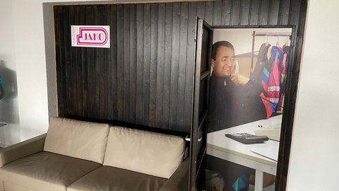 Das Tor der Garage aus Stachenhausen von Sprügel steht in der neuen Kantine von JAKO.