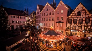 Der Bad Wimpfener Weihnachtsmarkt am Abend mit Lichterglanz.