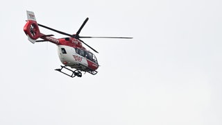 Ein Rettungshubschrauber im Anflug (Symbolbild). Ein 14-jähriges Mädchen wurde bei einem Unfall in Neuenstadt am Kocher lebensgefährlich verletzt und in eine Klinik geflogen.