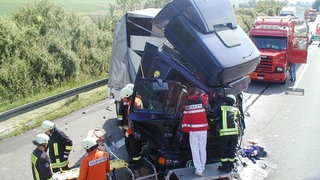 Einsatzkräfte bei einem verunglückten Lkw (Archivbild). Die Zahl der Lkw-Unfälle nimmt zu. Die Polizei verzeichnet ein Plus von 15 Prozent. Gleichzeitig gibt es weniger Verletzte.