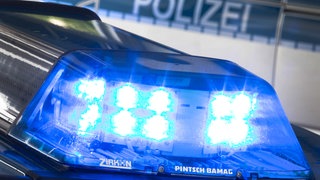 Blaulicht eines Streifenwagens (Symbolbild). Ein Mann ist aus dem Zentrum für Psychiatrie Reichenau (Landkreis Konstanz) geflohen.