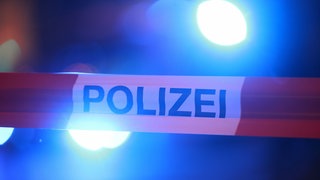 Blaulicht hinter einem Absperrband der Polizei (Symbolbild). Bei einem Unfall in Heilbronn sind zwei Jugendliche verletzt worden. Ein Auto geriet von der Fahrbahn ab und erfasste sie. 