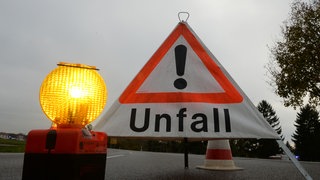 Ein Schild weist auf einen Unfall hin.