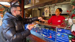 Kunde bezahlt an Weihnachtsmarktstand