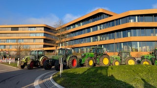 Mit zahlreichen Traktoren sind Landwirte aus ganz BW und RP angereist, um vor der Lidl-Zentrale in Bad Wimpfen gegen zu niedrige Preise zu protestieren.
