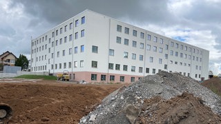Im September wurde noch am Hohenloher Krankenhaus in Öhringen (Hohenlohekreis) gebaut. Kurz vor der Fertigstellung beschäftigt im Dezember ein größerer Wasserschaden das Krankenhausteam. Der Eröffnung könnte sich verzögern.