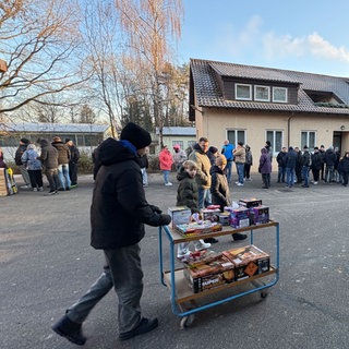 Der Böllerverkauf bei Zink in Cleebron: Pünktlich am Montag um 8 Uhr ging's los - schon lange vor Start bildete sich eine Warteschlange.