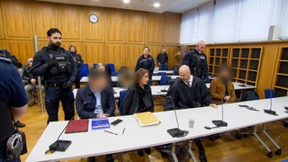 Die Angeklagten beim Prozessauftakt vor dem Heilbronner Landgericht: Was der vermeintliche Unfall vor dem Kindergarten in Waldenburg ein Auftragsmord?