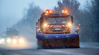 Ein Schneeräumfahrzeug im Einsatz (Symbolbild): Der Winterdienst bestreut die Straßen mit Salz. Die Nachfrage nach Streusalz bei den Salwerken Heilbronn ist momentan sehr hoch.