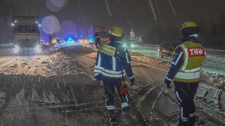 Chaos in der Nacht auf der A81 bei Weinsberg. Lastwagen und Autos stecken in den Schneemassen fest. 
