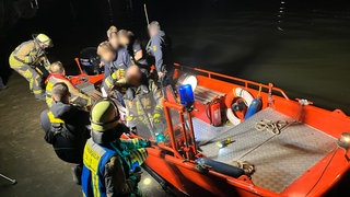Nächtlicher Feuerwehreinsatz auf dem Neckar: Mann springt bei Verkehrskontrolle ins eiskalte Wasser.