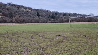 Der Fußballplatz in Möckmühl: Ein Autofahrer hat wilde Drift-Spuren hinterlassen und den Platz verwüstet.