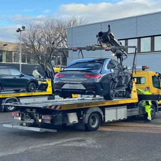 Die Polizei hat am Freitagvormittag zwei hochmotorisierte Fahrzeuge in Heilbronn beschlagnahmt. Der Einsatz lief "aus dem Ruder", heißt es. Zwei Beamte wurden verletzt. 