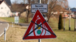 Der ADAC Württemberg warnt, dass der Diebstahl von Verkehrsschildern eine Straftat ist und lebensgefährliche Folgen drohen.