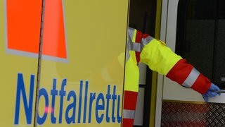 Ein Rettungsassistent vom Rettungsdienst des Arbeiter-Samariter-Bundes (ASB) steigt in einen Rettungswagen.