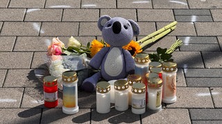 Trauerbekundungen am Supermarktparkplatz in Niedernhall. Am kommenden Mittwoch soll der Prozess gegen einen damals 18-Jähirgen wegen Mordes starten. 