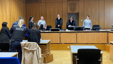 Das Landgericht Heilbronn hat einen Mann zu drei einhalb Jahren Haft verurteilt, weil er als Stellvertreter Theorieprüfungen für andere abgelegt und dafür Provisionen kassiert haben soll.