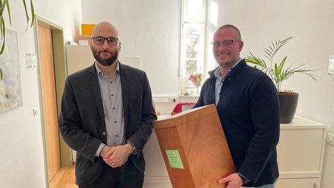 Chefarzt Daniel Brenig und Pflegedienstleiter Marcel König gewährleisten, dass auch die Menschen im Maßregelvollzug wählen können.