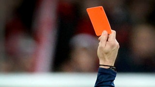 Ein Schiedsrichter zeigt die rote Karte. In Gaildorf musste ein Spiel abgebrochen werden, nachdem ein Spieler von der Gegnermannschaft angegriffen wurde.