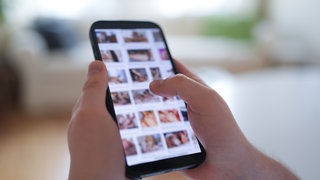 Jemand hält ein Handy in der Hand (Symbolbild). Mehr digitale Gewalt - der Weiße Ring in Heilbronn meldet steigende Zahlen.