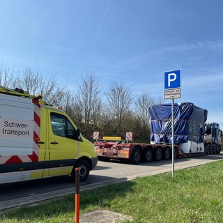 Ein ungenehmigter Schwertransport muss auf dem A6-Parkplatz Reußenberg bei Crailsheim zwangspausieren