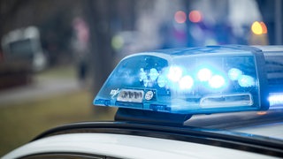 Unsicher geladene Säurekanister und lose Sitze: Bei Kontrollen auf der A81 bei Ilsfeld zog die Polizei mehrere Fahrzeuge aus dem Verkehr. (Symbolbild)
