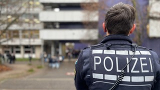 Im November 2025 gab es bereits einen Großeinsatz der Polizei an der Helene-Lange-Realschule. Damals ging es um eine Fake-Bombendrohung. (Archiv)