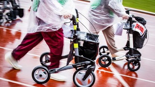 (Symbolbild) Beim "Trollinger Marathon" in Heilbronn gibt es erstmals den "Rolli-Trolli". Ein Wettbewerb mit Rollatoren.