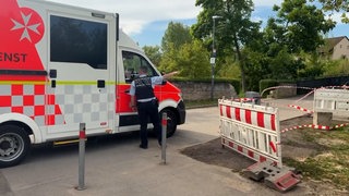 Ein Polizist weist Einsatzfahrzeug ein. Bei Lauffen mussten ein Kind und eine Mutter aus dem Neckar gezogen werden, nahe eines Spielplatzes.