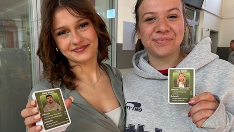 Schülerinnen und Schüler sind begeistert von ihrem Sammelkartenspiel, das vor allem ihre Lehrkräfte zeigt.