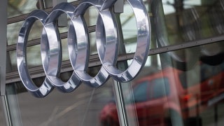 Das Logo von Audi an einer Fassade (Symbolbild).