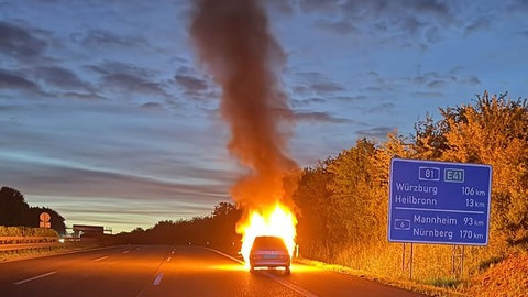 Auf der A81 bei Ilsfeld ist ein Auto komplett ausgebrannt. Der Fahrer konnte sich rechtzeitig aus dem brennenden Wagen retten. 