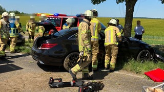 Auf der B39 in Heilbronn ist ein 71-Jähriger gegen einen Baum gekracht: Er wurde schwer verletzt, die Strecke war zeitweise voll gesperrt.