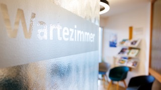 Das Wartezimmer in einer Arztpraxis (Symbolbild)