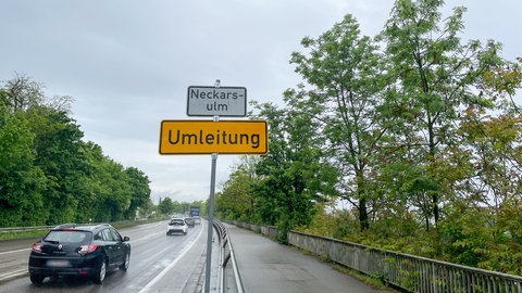 Fehlerhaft getrennt: Das Straßenschild in Neckarsulm sorgte für so einige Lacher im Netz.