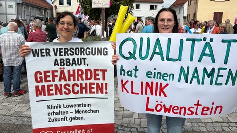 Gegen die geplante Schließung der SLK-Klinik Löwenstein haben am Dienstag mehrere hundert Menschen demonstriert.