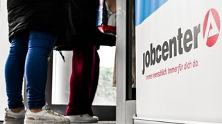 Menschen beim Jobcenter (Symbolbild)