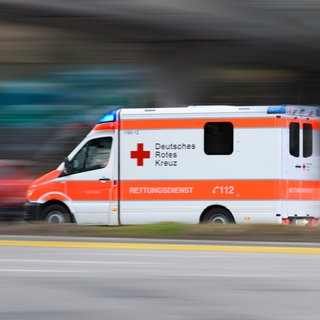 Ein Rettungswagen fährt mit Blaulicht zu einem Einsatz (Symbol). In Öhringen wurde ein 82-Jähriger von einem Lkw erfasst und tödlich verletzt.