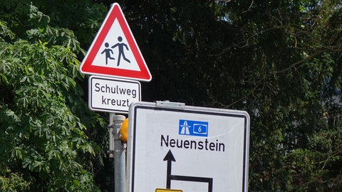 Nahe des Unfallsorts in Öhringen: Ein Baustellenschild verdeckt das Blinklicht. Deshalb hat die Stadt ein Schild mit der Aufschrift "Schulweg kreuzt" aufgestellt.