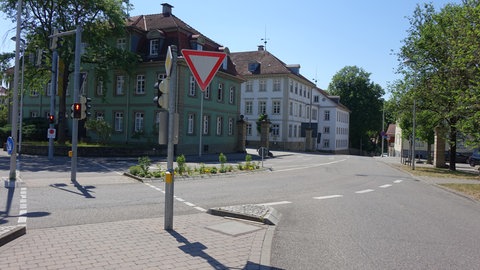An dieser Kreuzung in Öhringen ereignete sich der tödliche Unfall: Ein 82-jähriger Mann starb, als er beim Überqueren der Straße von einem Lkw erfasst wurde. 